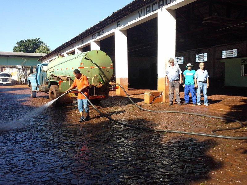 SECRETARIA REALIZA LIMPEZA DO PARQUE DE MÁQUINAS